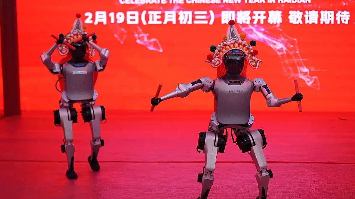 Chinas humanoide Roboter tanzen, wackeln und fädeln Nadeln in Tokio