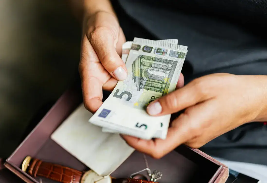 Finanzdruck in Deutschland: Sparreport zeigt, wie Verbraucher auf Reserven zurückgreifen